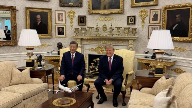 Donald Trump e Xi Jinping sentados lado a lado na Sala Oval da Casa Branca