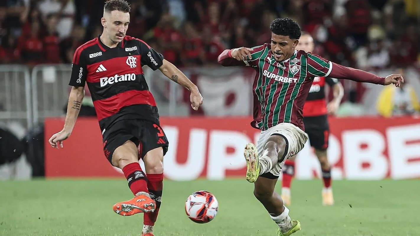 Jogadores do Flamengo e do Fluminense disputam bola em clássico Fla-Flu (foto de arquivo)