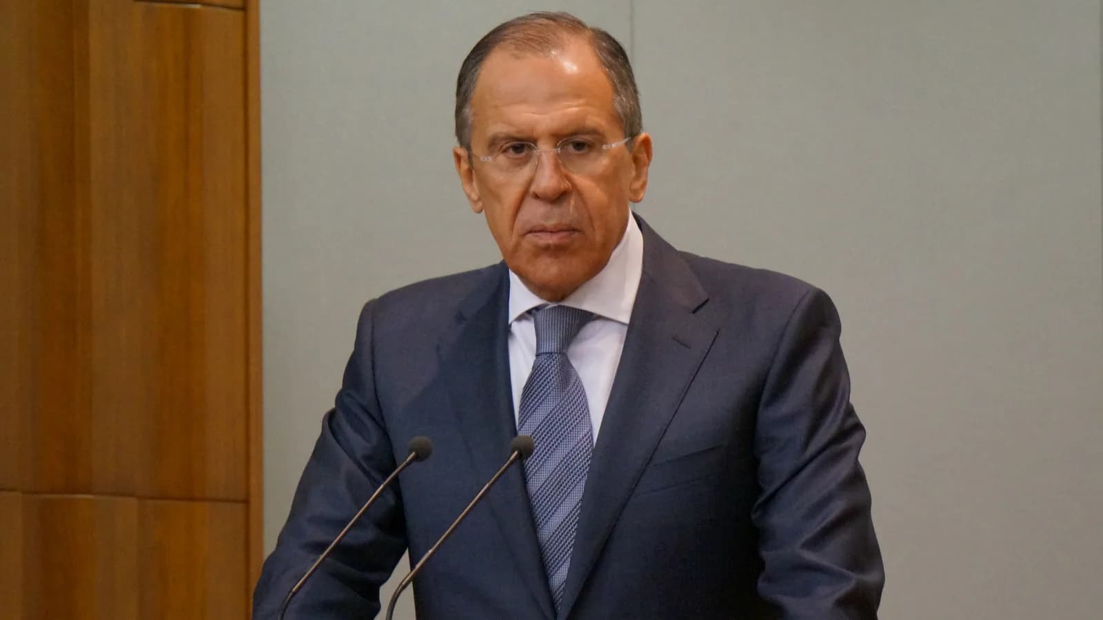 Chanceler russo Sergey Lavrov discursa em púlpito durante evento oficial