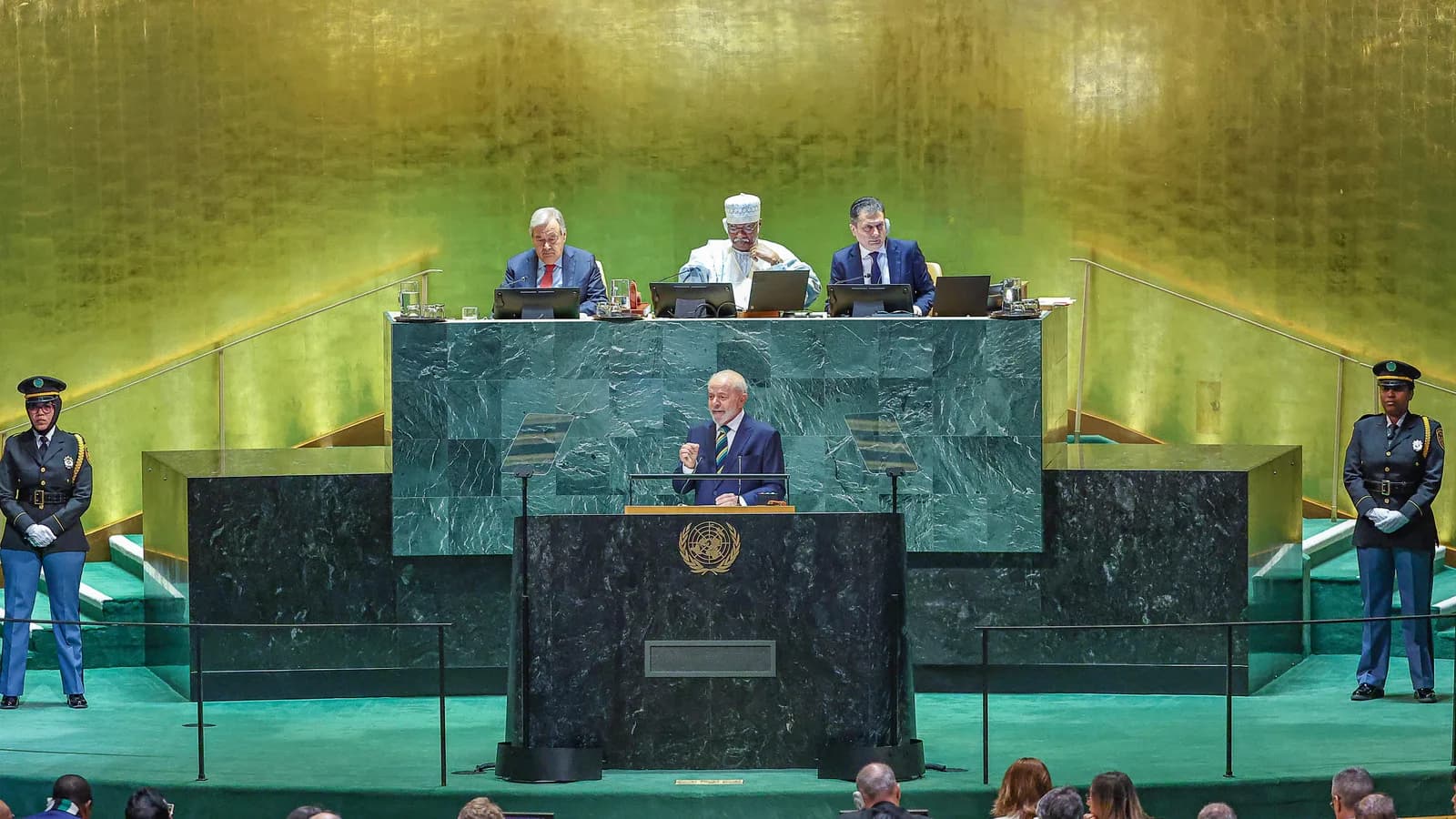 Lula discursa no púlpito da Assembleia Geral da ONU, com bandeiras ao fundo (foto de arquivo)
