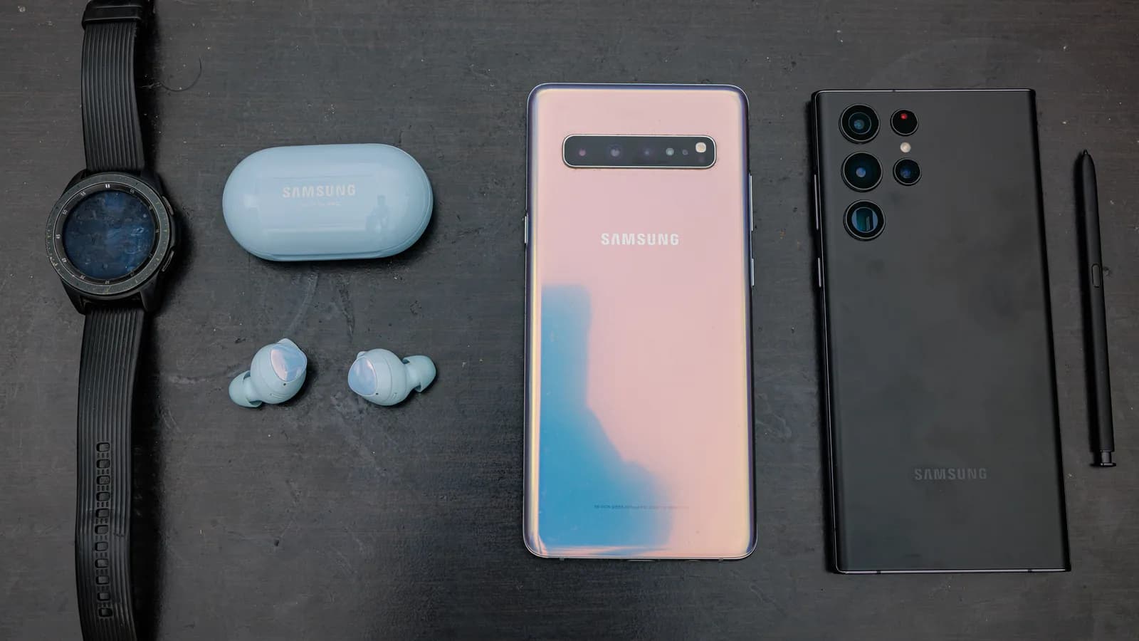 Linha de smartphones e acessórios Samsung Galaxy expostos lado a lado (foto de arquivo)