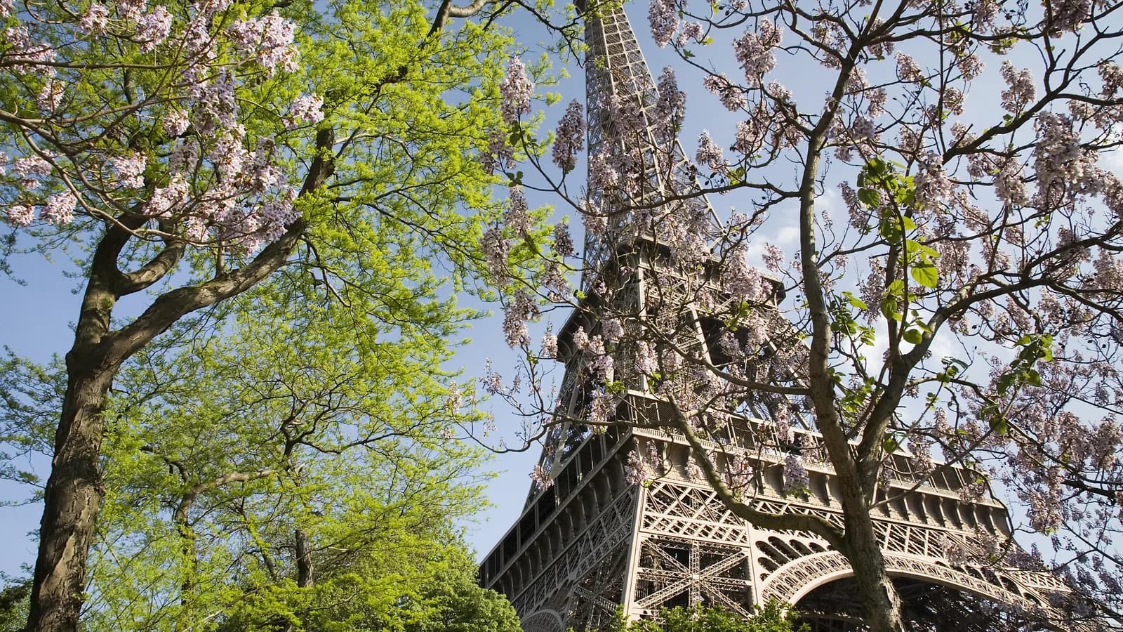 Torre Eiffel real, em Paris, foto de arquivo sem relação com o vídeo falso que circula nas redes