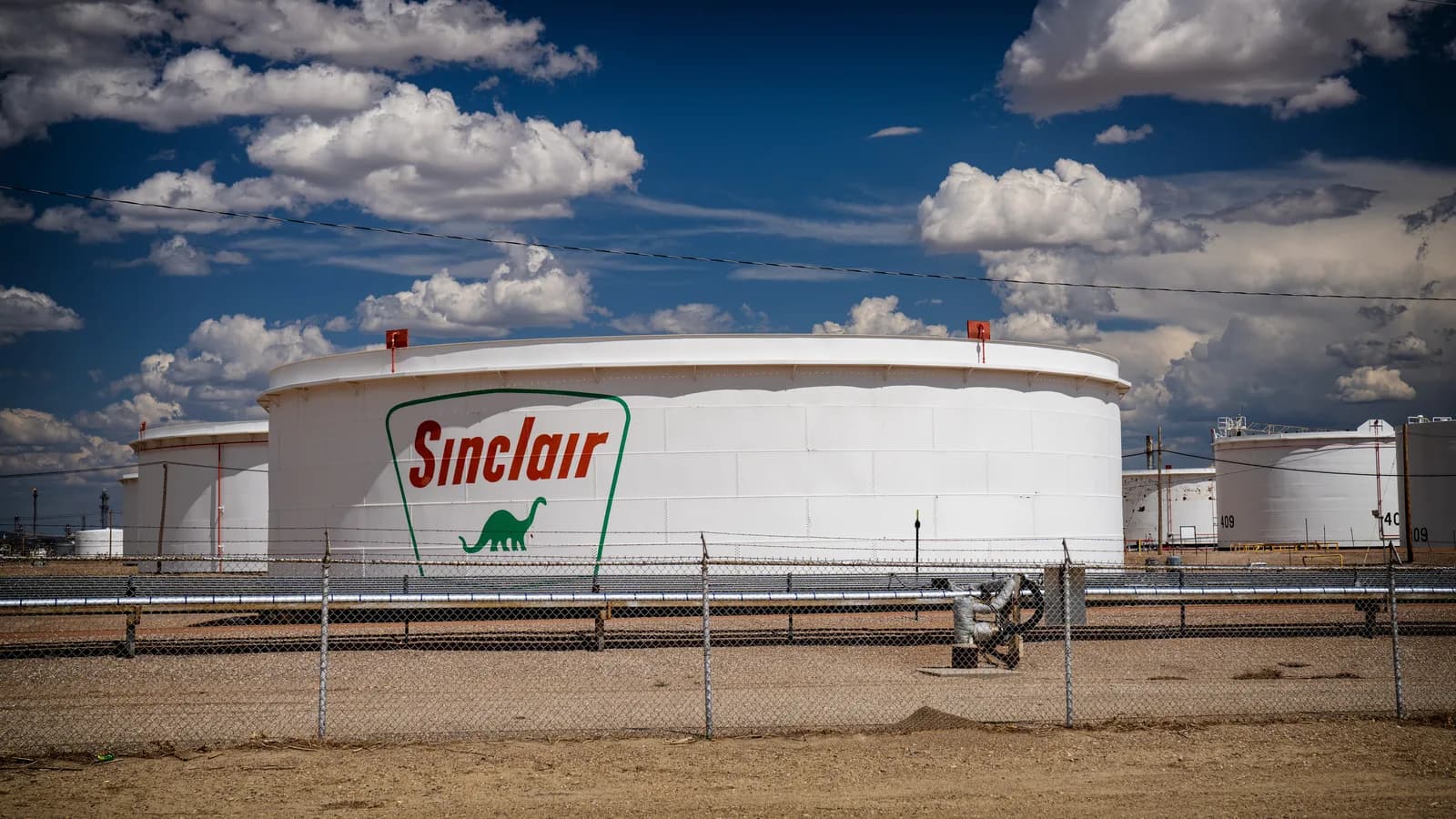 Tanques de armazenamento de petróleo da refinaria Sinclair, no Wyoming (EUA)