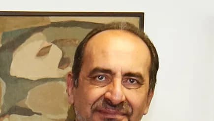 Alexandre Kalil, candidato ao governo de Minas Gerais, em retrato sorrindo, de terno escuro e gravata amarela