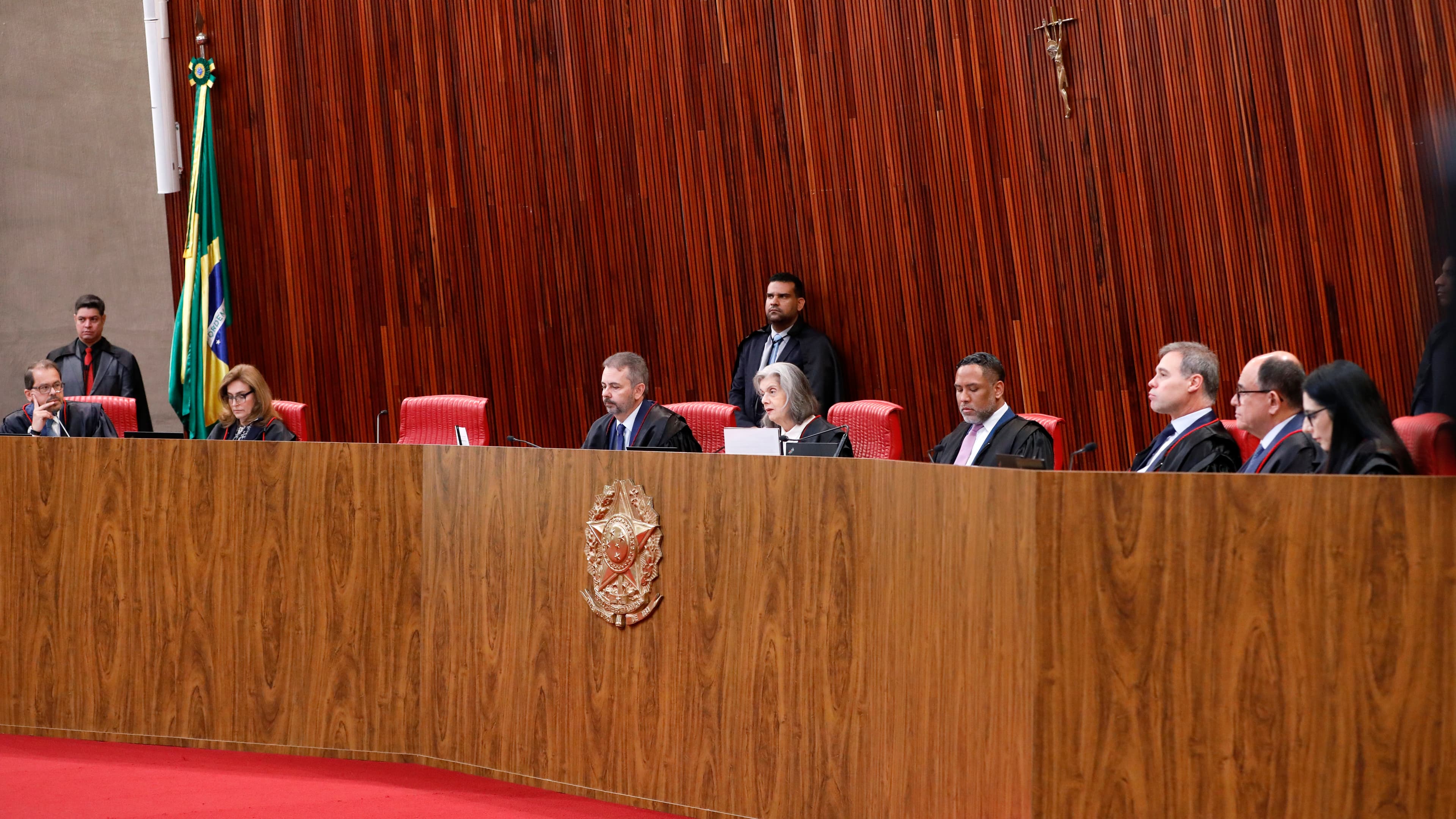 Ministros do TSE reunidos em sessão plenária no plenário do tribunal, em Brasília