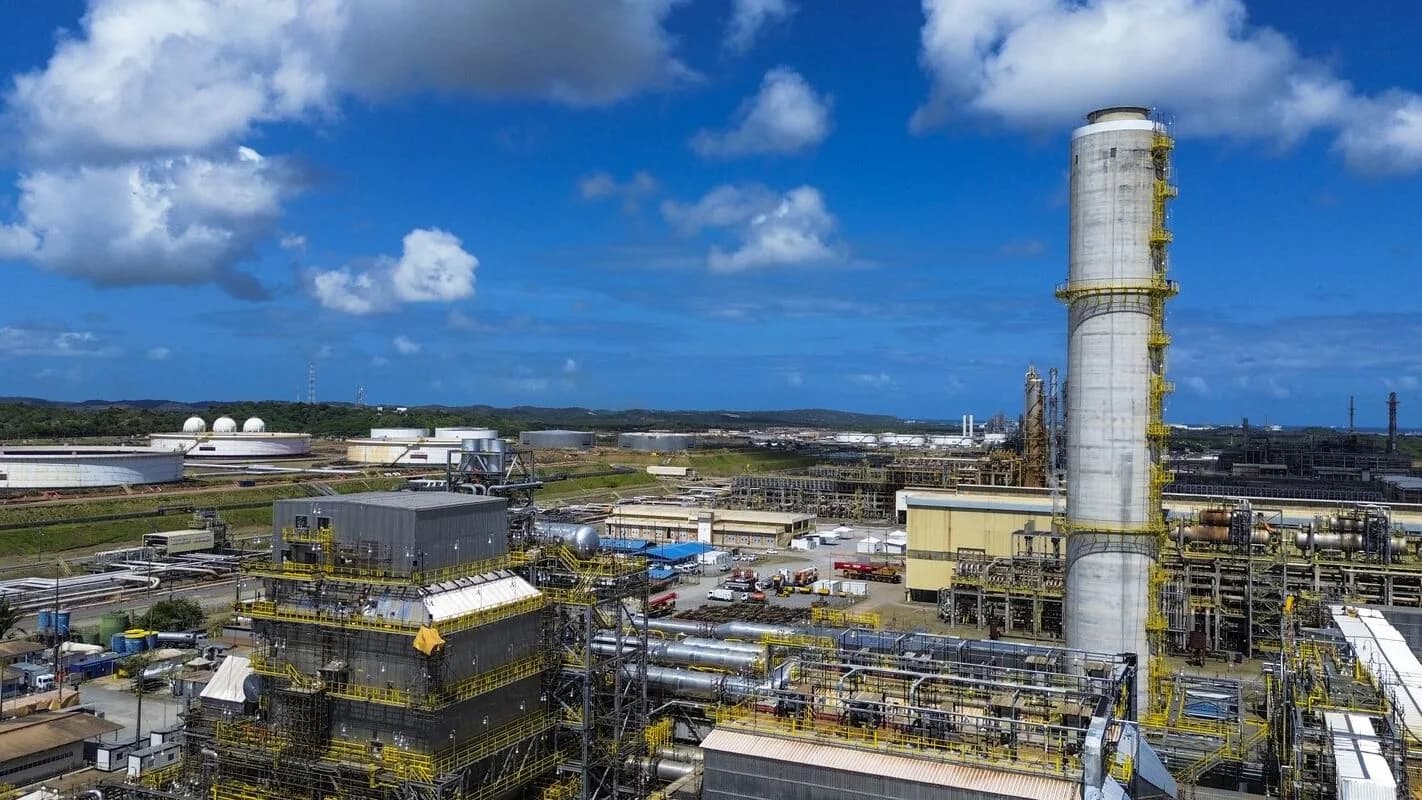 Vista aérea de refinaria da Petrobras, com estruturas industriais e tanques de armazenamento