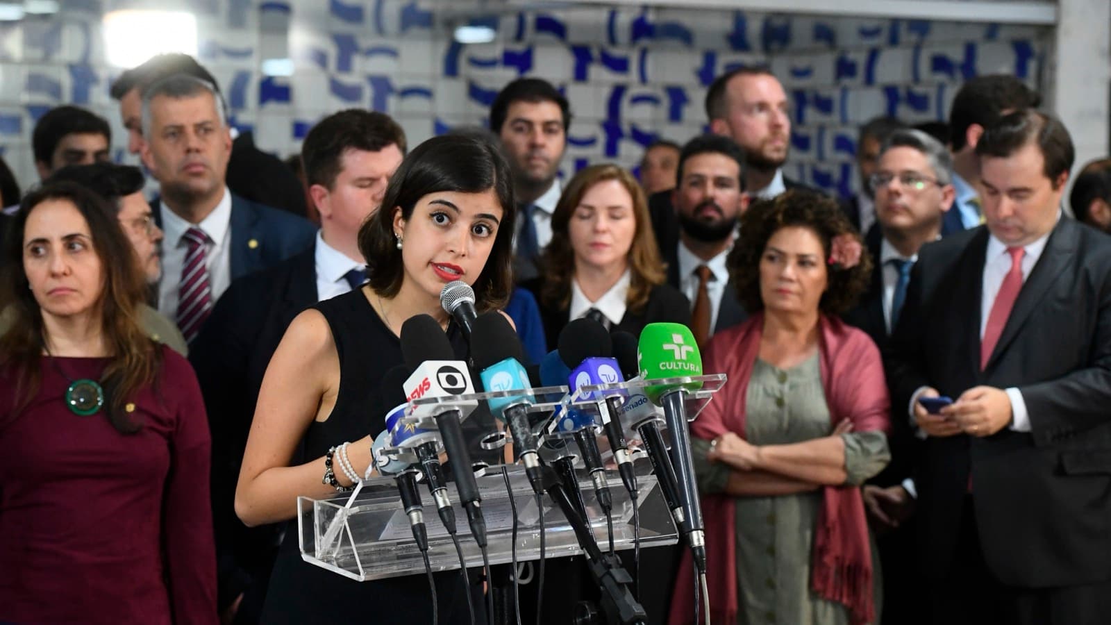 A deputada Tabata Amaral fala ao microfone em entrevista coletiva no Senado, cercada por parlamentares, em foto de arquivo de 2019