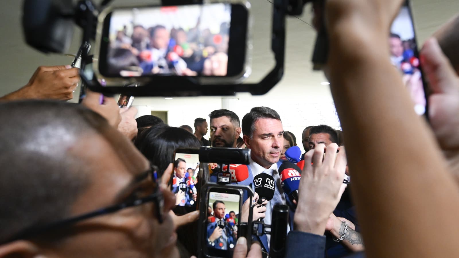 O senador e candidato Flávio Bolsonaro concede entrevista a jornalistas, foto de arquivo de abril de 2026
