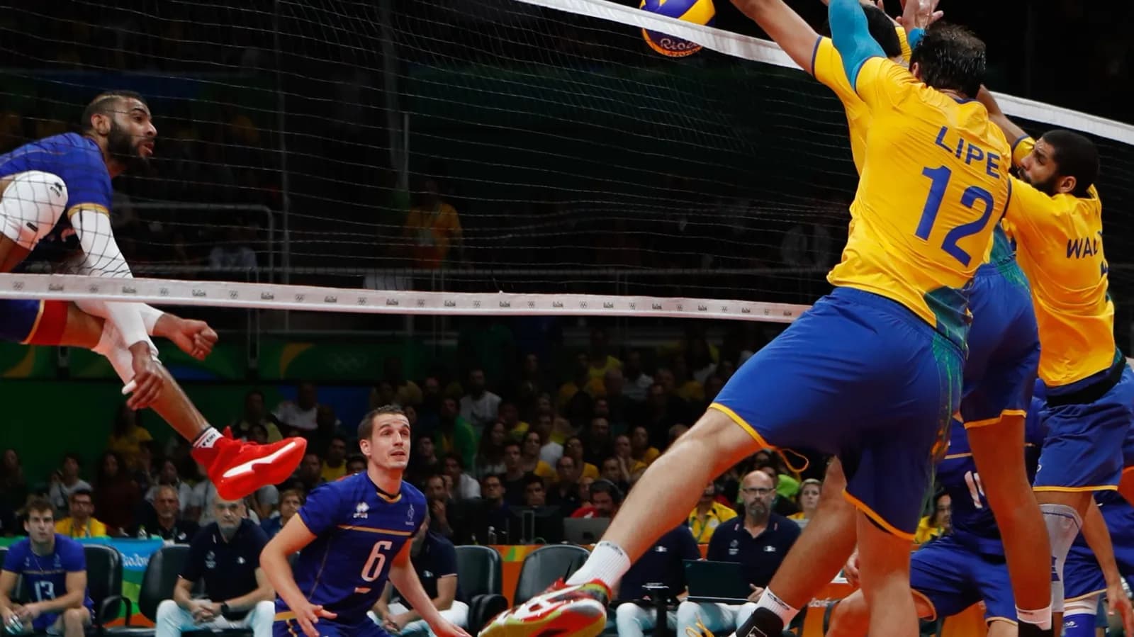 Bloqueio da seleção brasileira de vôlei masculino contra a França em jogo olímpico no Rio 2016 (foto de arquivo)