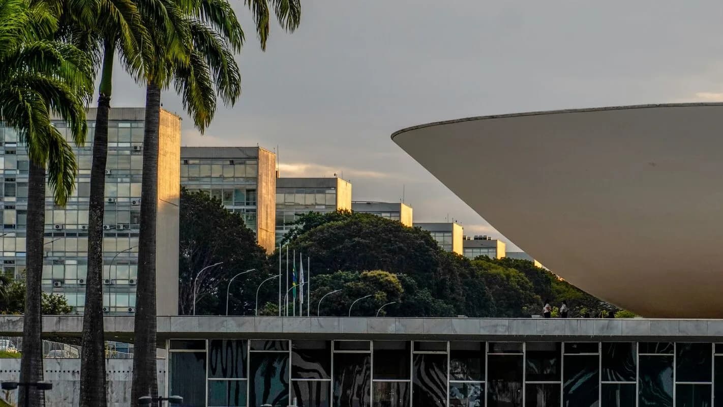Fachada do Congresso Nacional ao entardecer, em Brasília