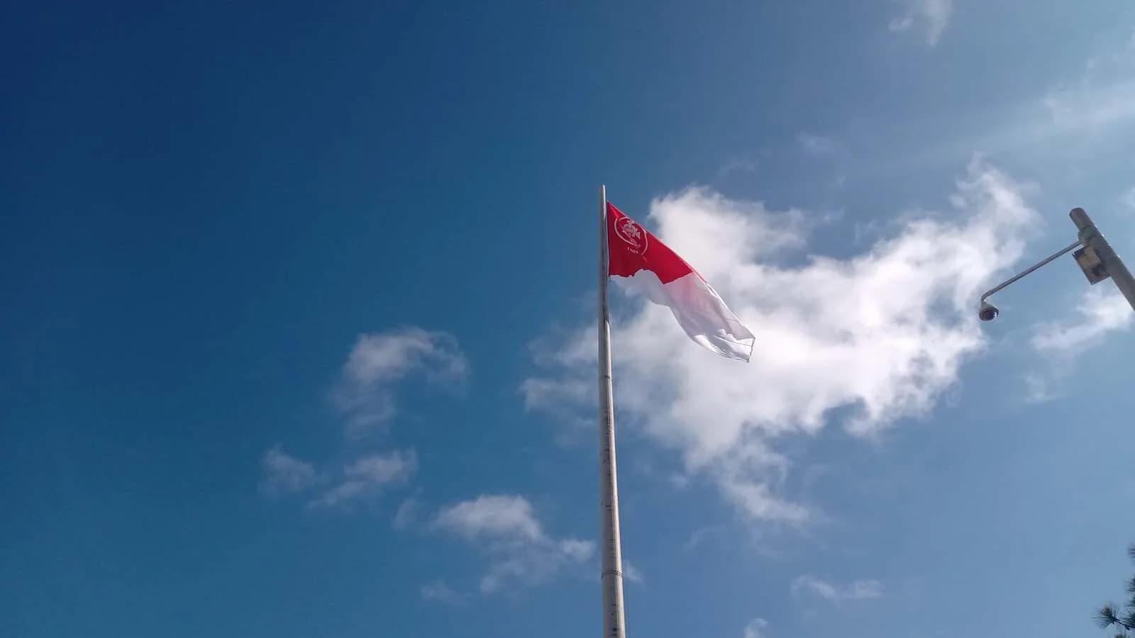 Bandeira do Internacional tremula no Estádio Beira-Rio, em Porto Alegre
