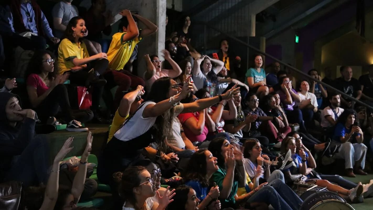 Torcida vibra nas arquibancadas em jogo de futebol feminino em São Paulo