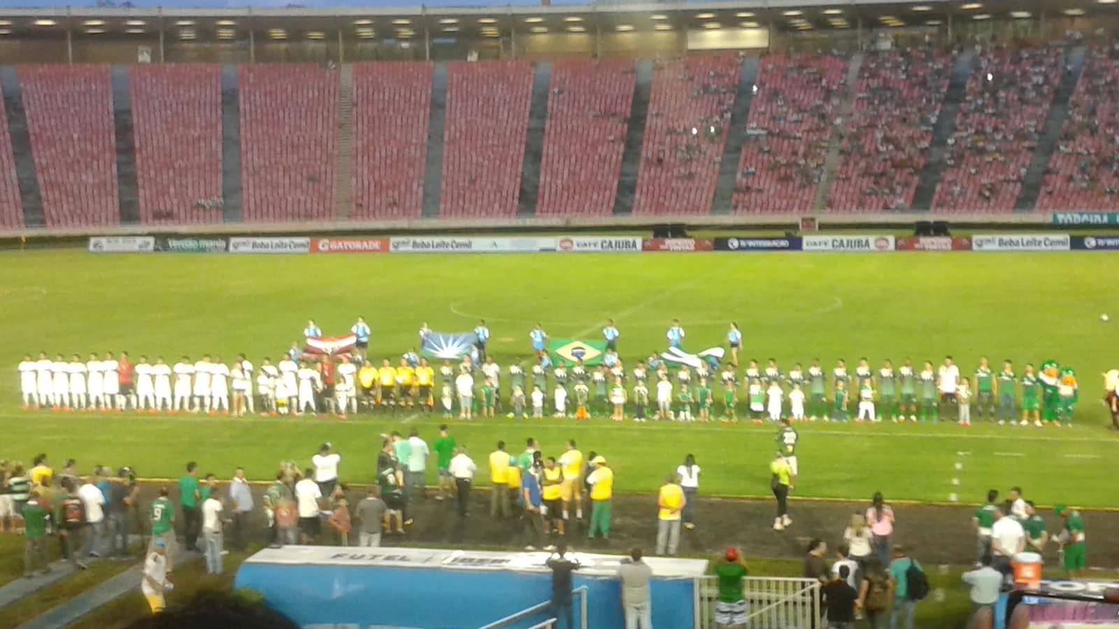 Times perfilados no gramado do Parque do Sabiá antes de partida, em foto de arquivo