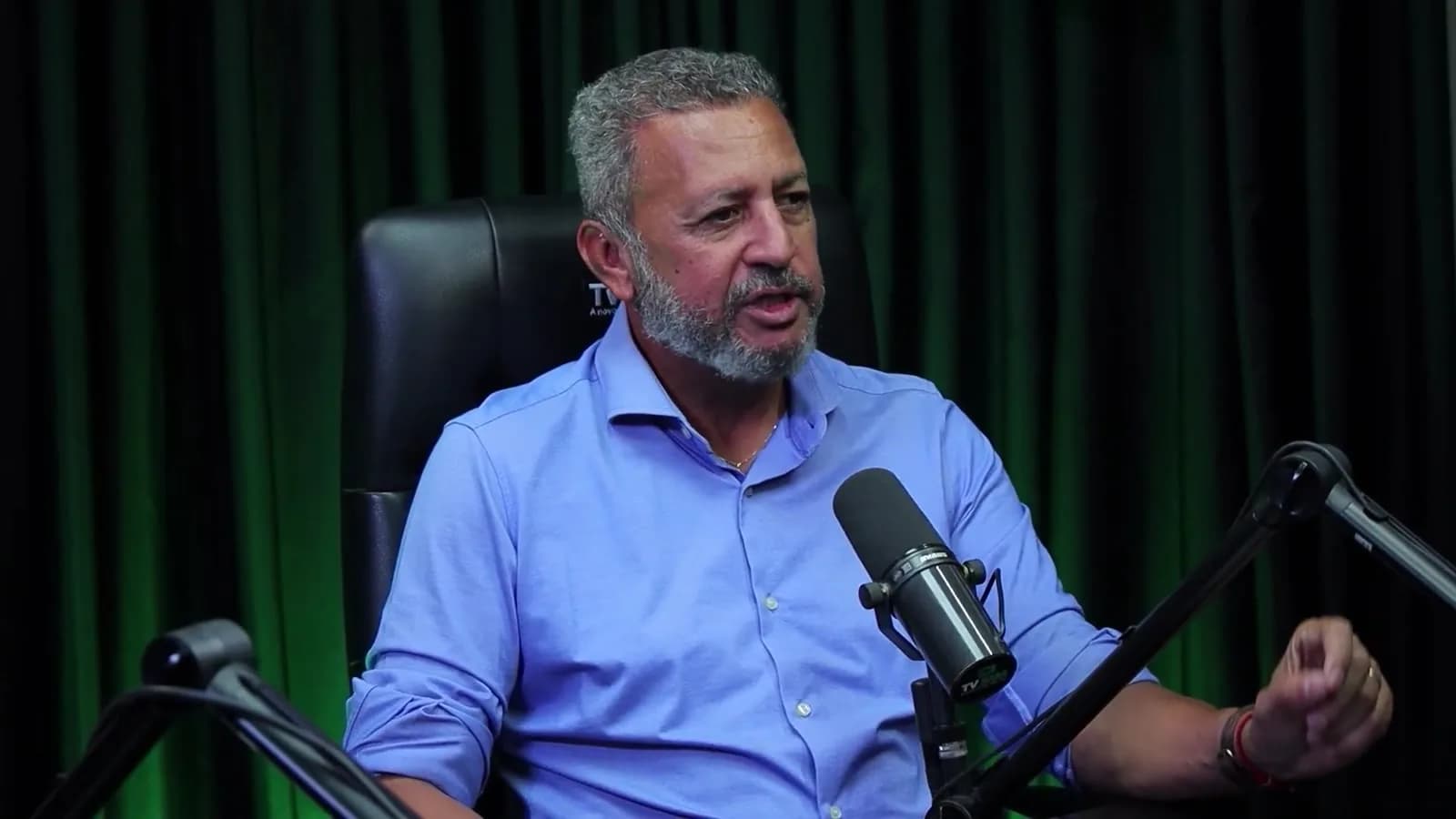 Ricardo Pereira gesticula ao falar sobre planejamento financeiro durante entrevista no estúdio da TV Sim Brasil