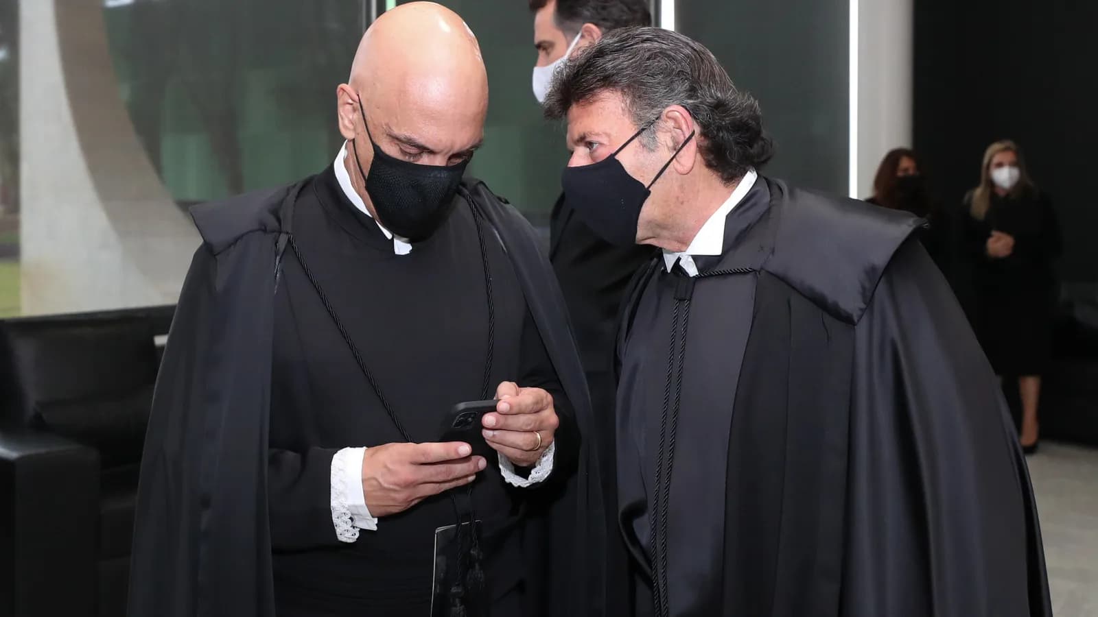 Ministro André Mendonça, do STF, em cerimônia com toga preta