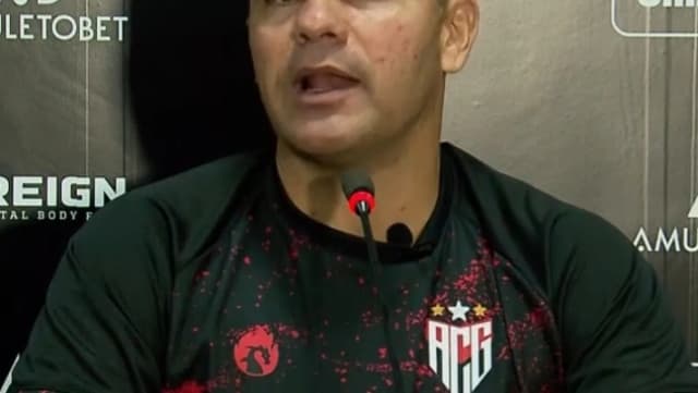 Umberto Louzer durante coletiva de imprensa pelo Atlético-GO, em foto de arquivo de 2022