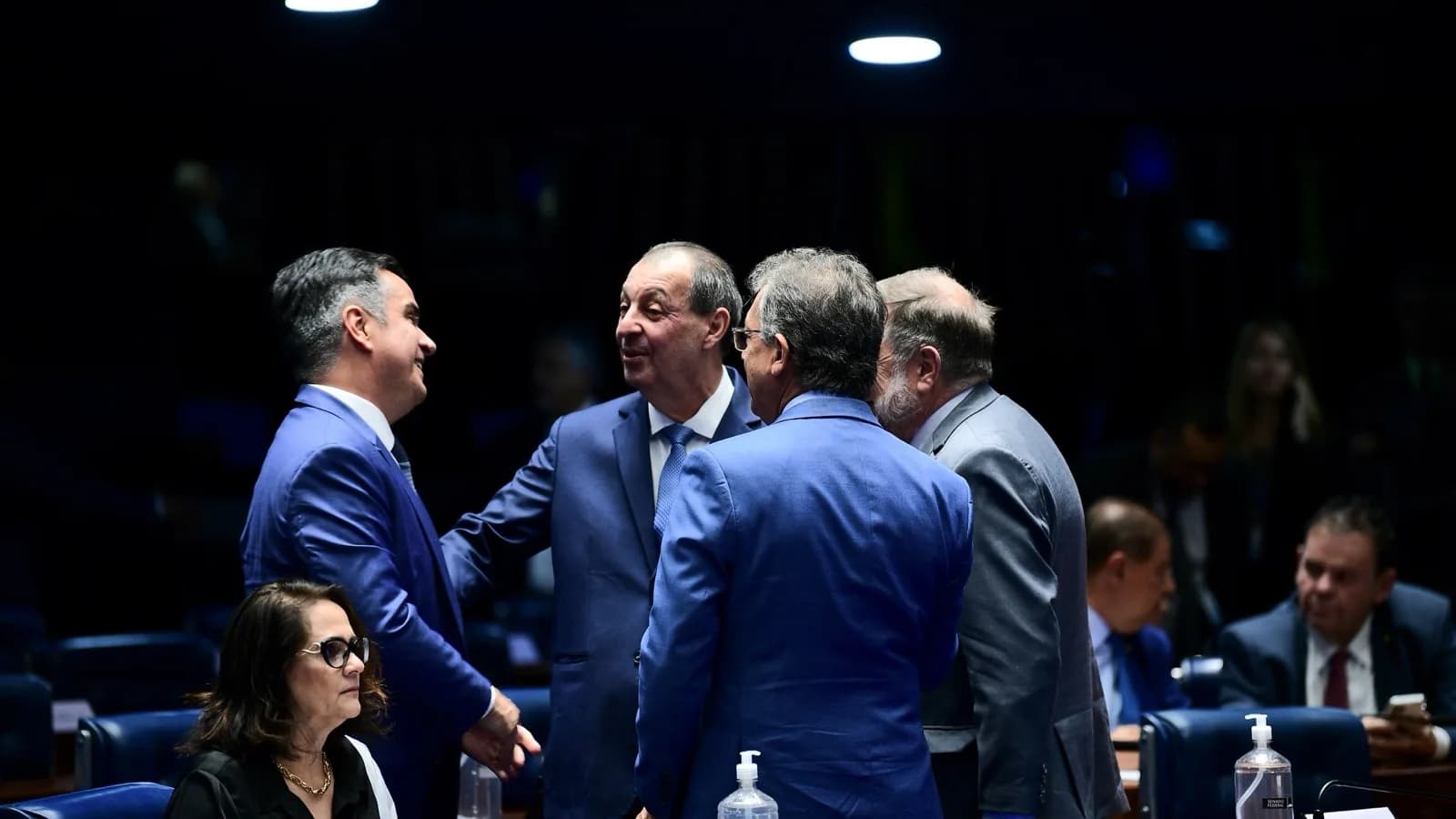Senadores conversam no plenário do Senado durante sessão deliberativa, em foto de arquivo