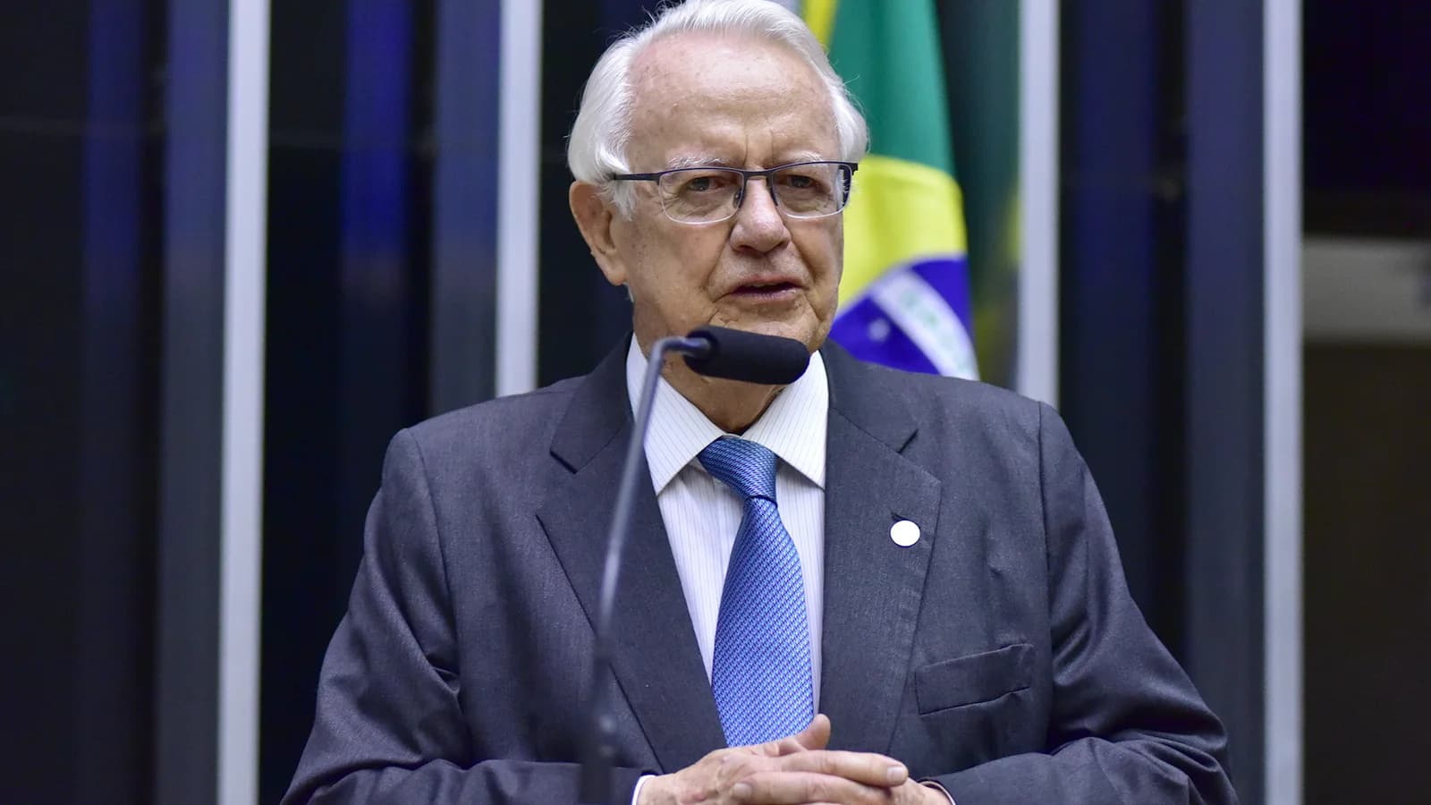 Deputado discursa em evento de homenagem aos desenvolvedores da urna eletrônica, na Câmara dos Deputados