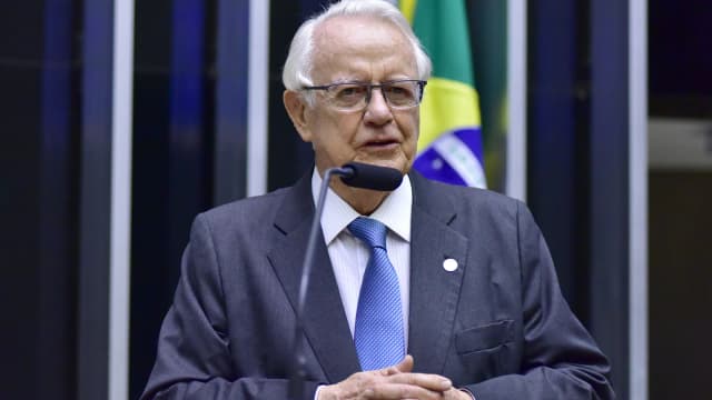 Deputado discursa em evento de homenagem aos desenvolvedores da urna eletrônica, na Câmara dos Deputados