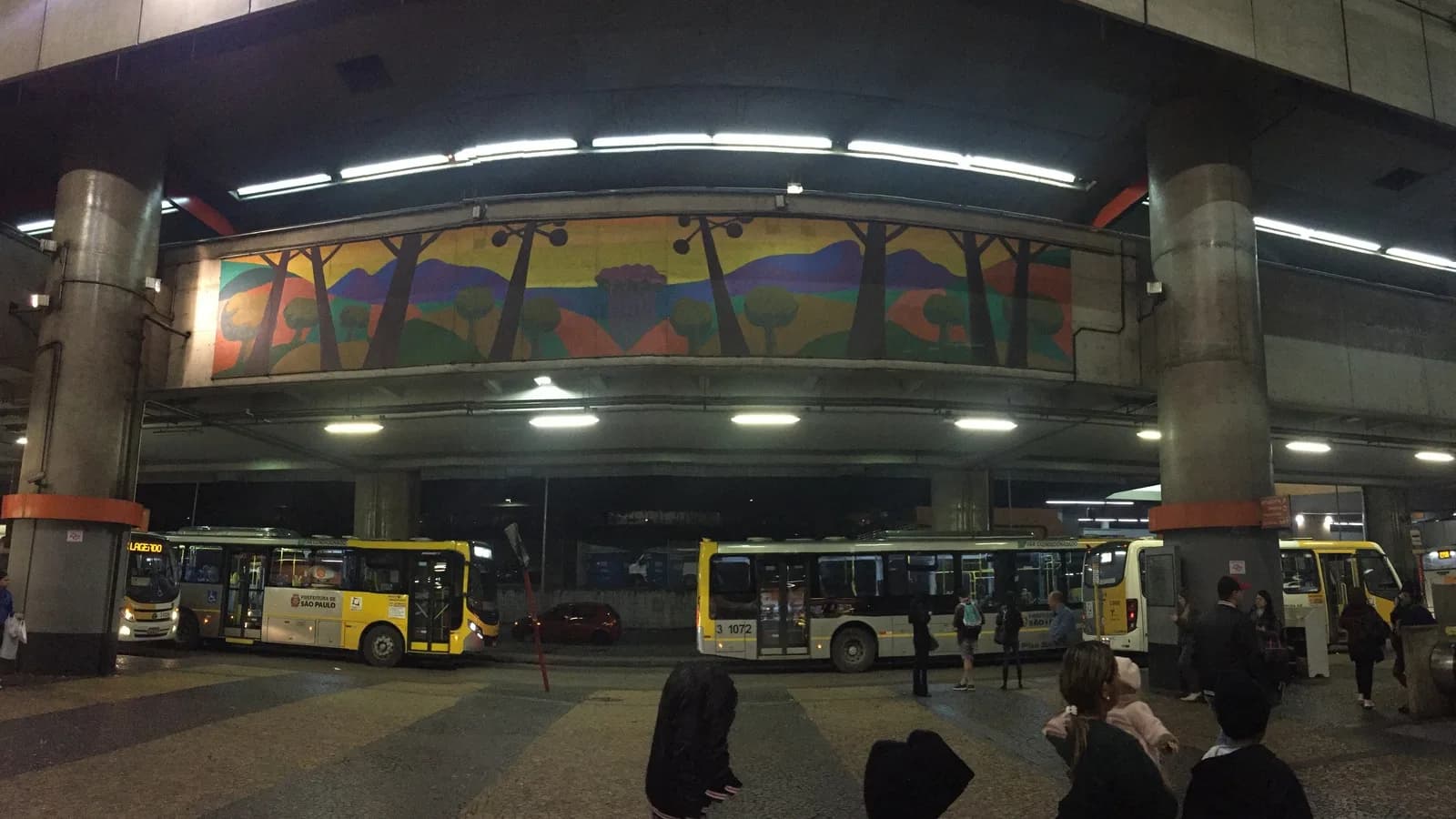 Terminal de ônibus de Itaquera, na zona leste de São Paulo, com o painel Catedral do Povo ao fundo