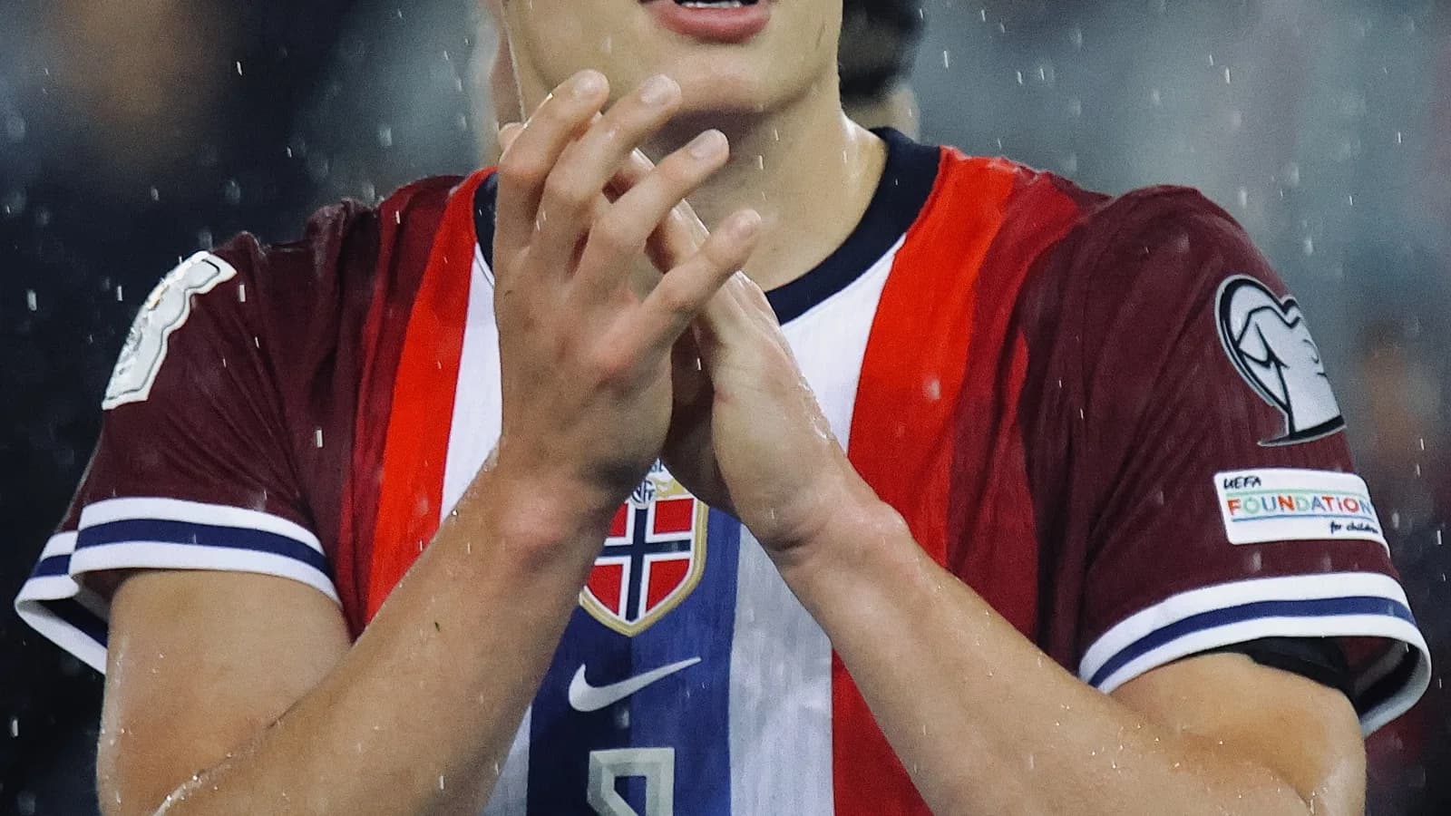 Erling Haaland com a camisa da seleção da Noruega