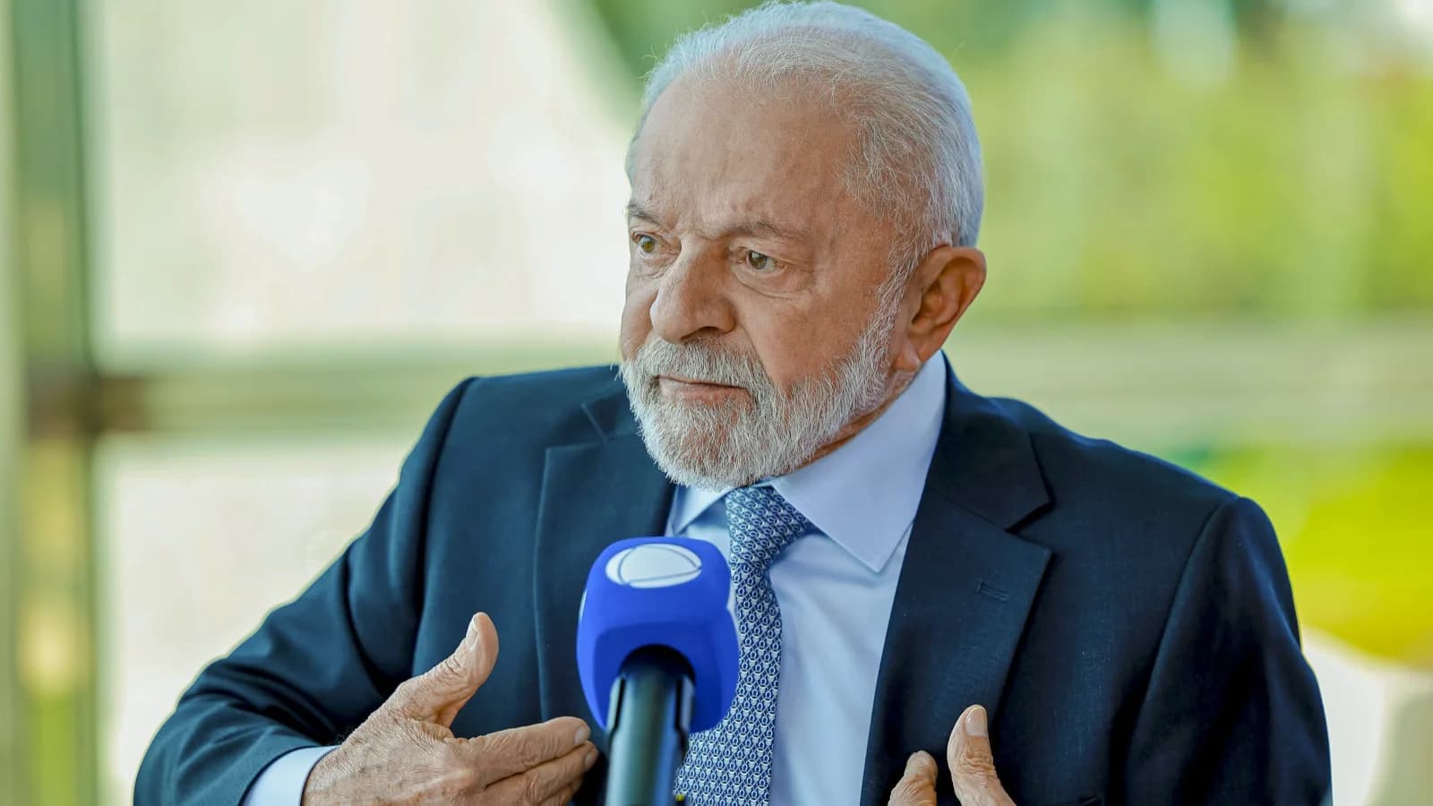 Presidente Luiz Inácio Lula da Silva fala ao microfone da TV Record durante entrevista