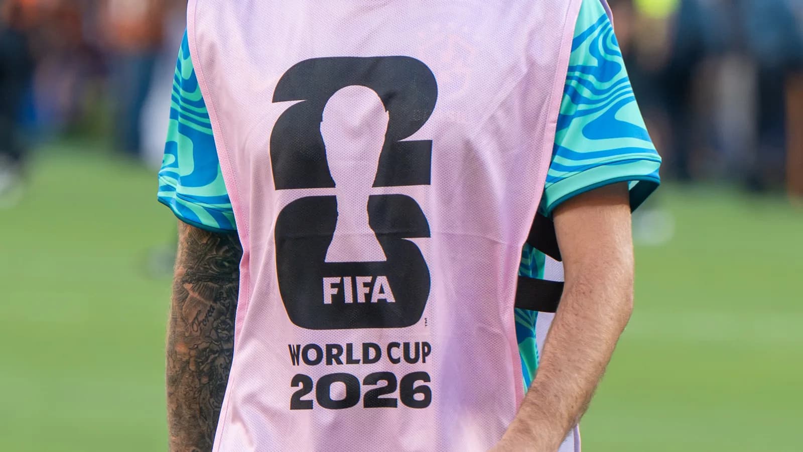 O zagueiro Léo Pereira com a camisa da seleção brasileira