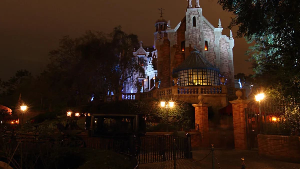Fachada da atração Haunted Mansion no Magic Kingdom, em Orlando