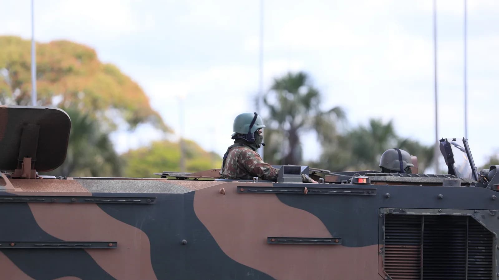 Soldado em viatura blindada do Exército Brasileiro durante desfile em Brasília