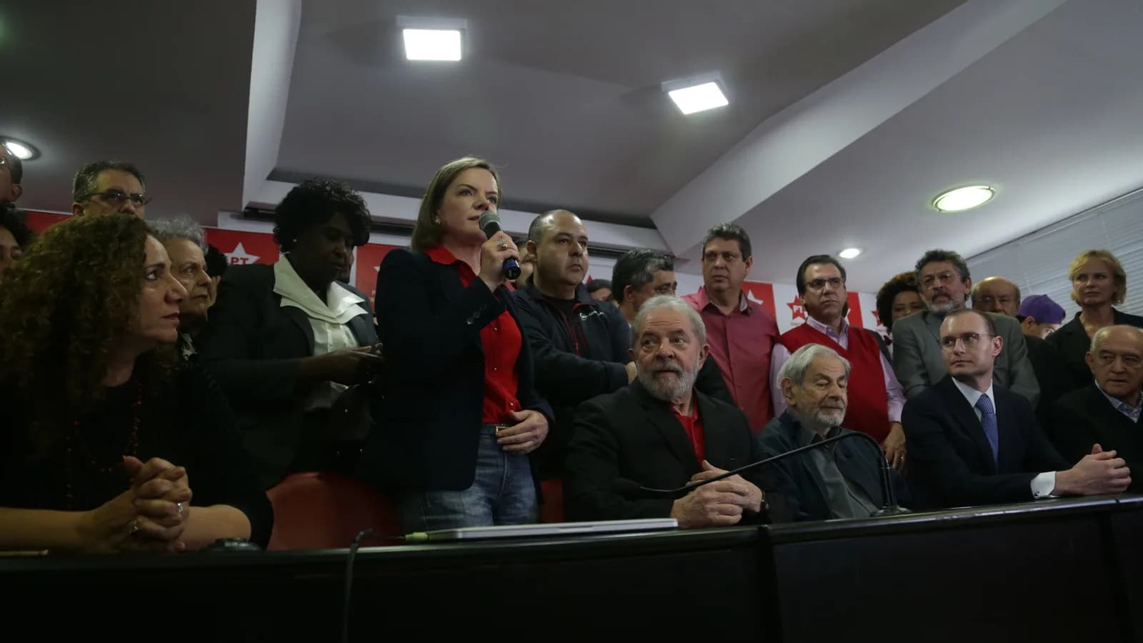 Lula fala em coletiva de imprensa cercado por apoiadores