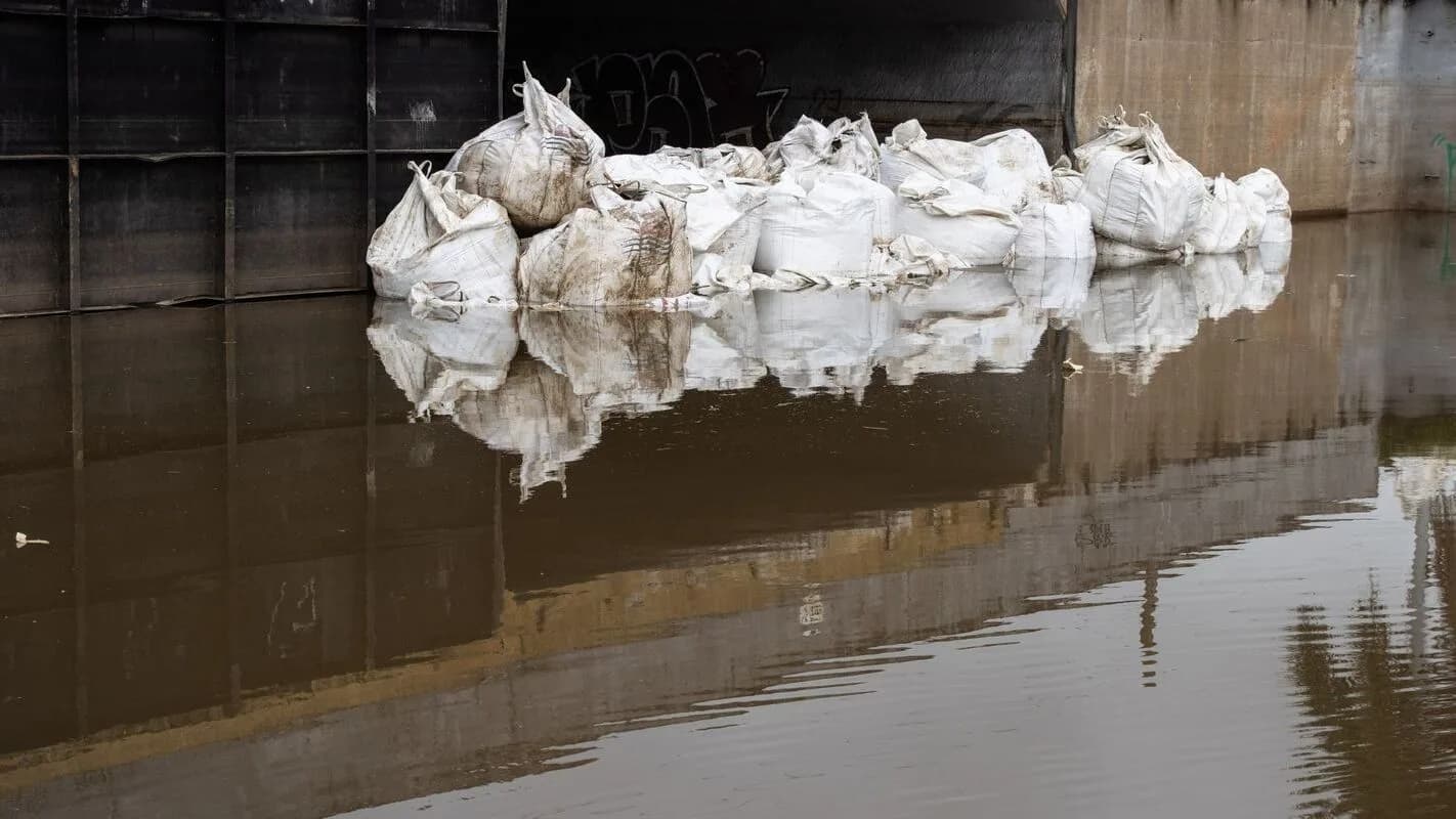 Sacos de areia usados para reforçar comporta danificada em Porto Alegre durante a enchente histórica de maio de 2024 (foto de arquivo)