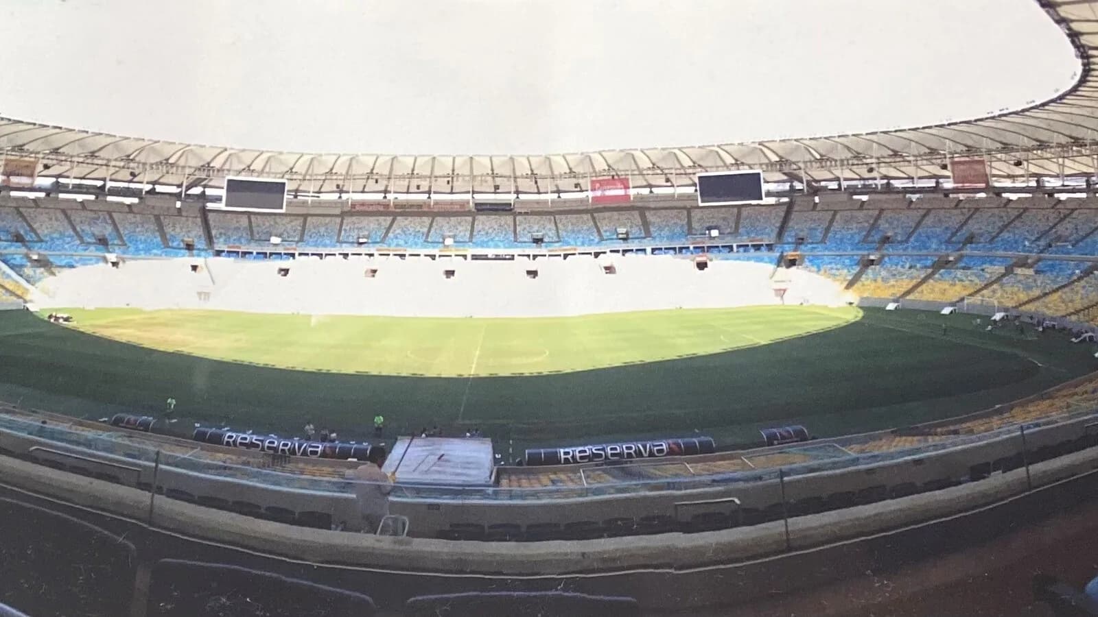 Vista panorâmica do estádio do Maracanã, no Rio de Janeiro, com arquibancadas vazias