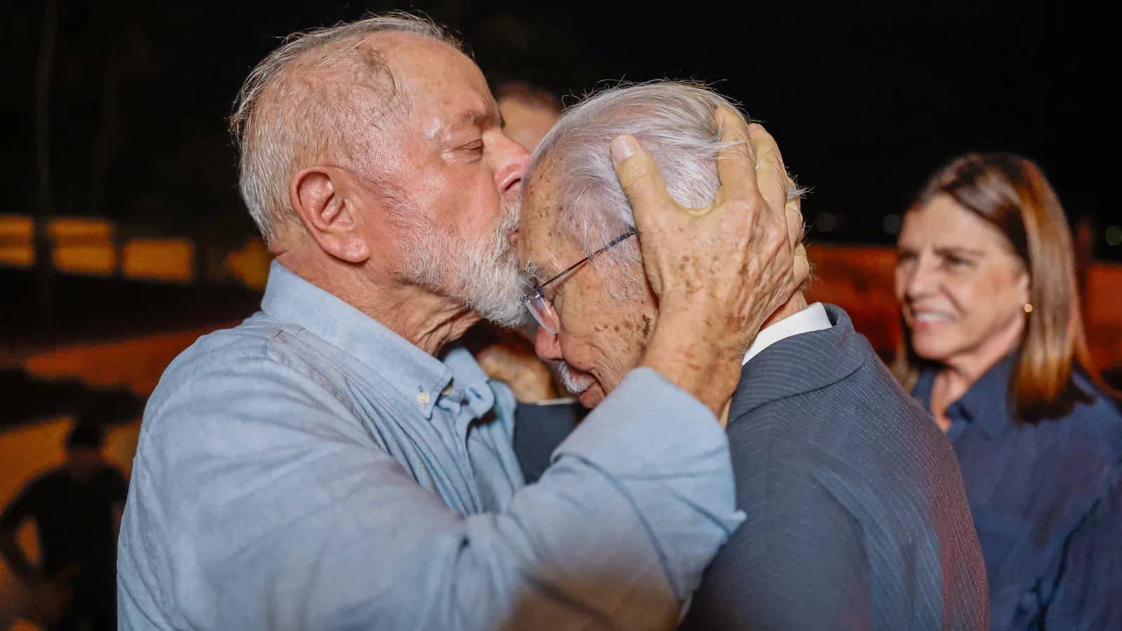 Lula abraça José Sarney durante encontro anterior entre os dois