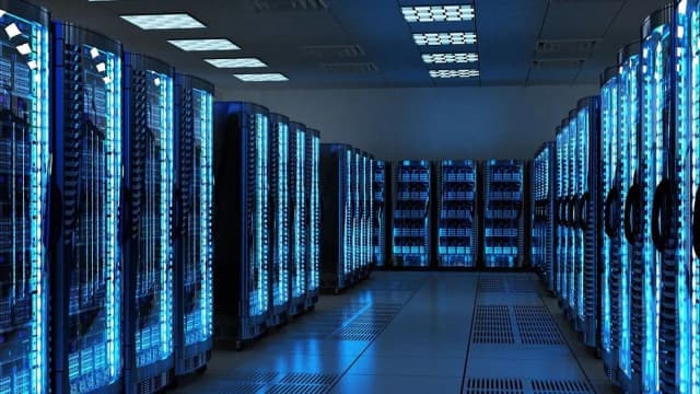 Corredor de servidores em um data center de tecnologia