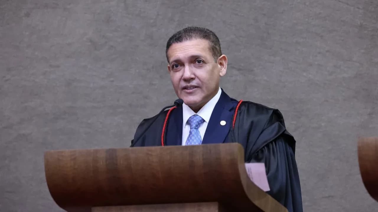 Ministro Kássio Nunes Marques discursa em toga durante cerimônia no TSE