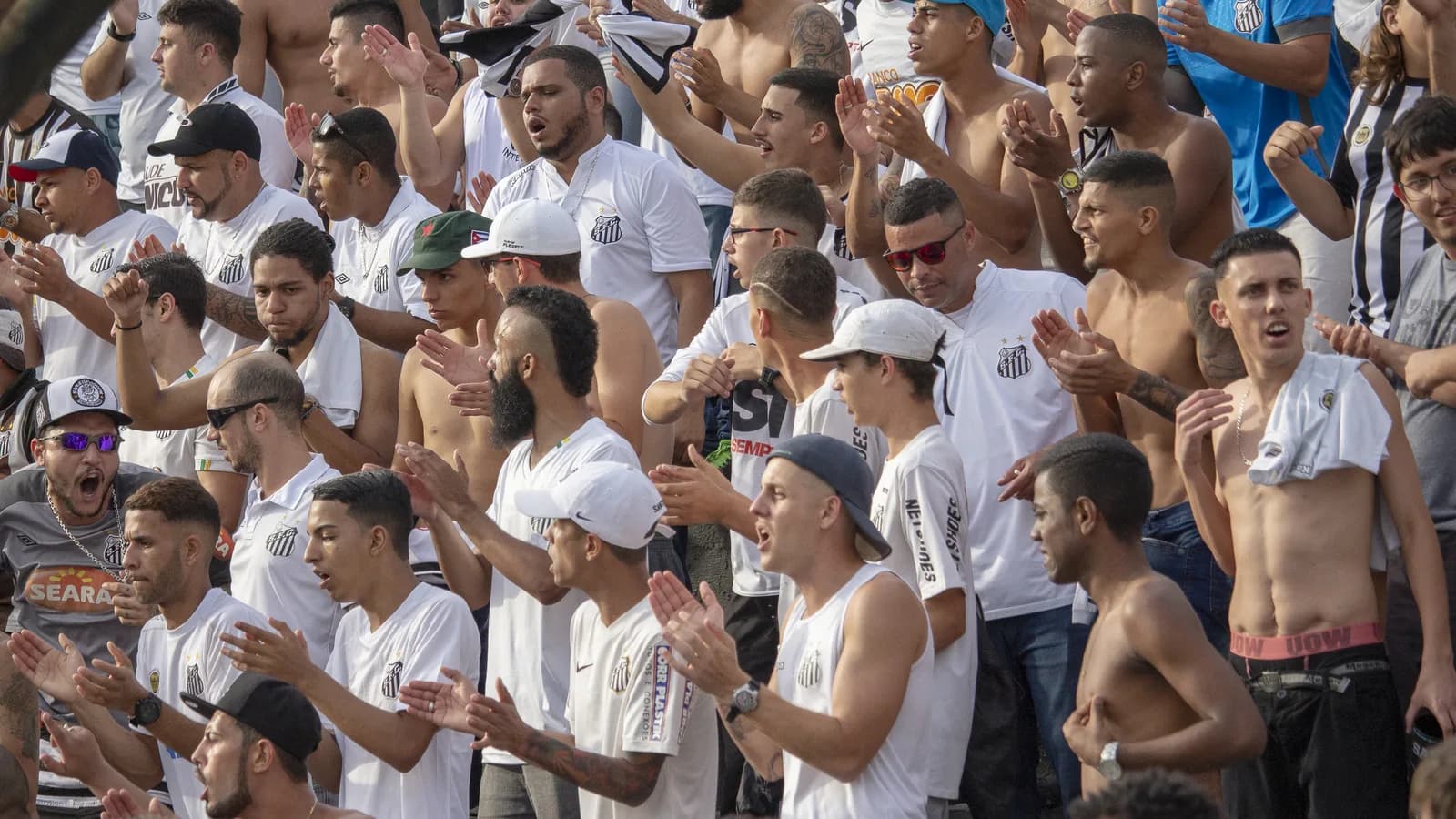 Torcida do Santos com camisas branca e preta vibra nas arquibancadas da Vila Belmiro