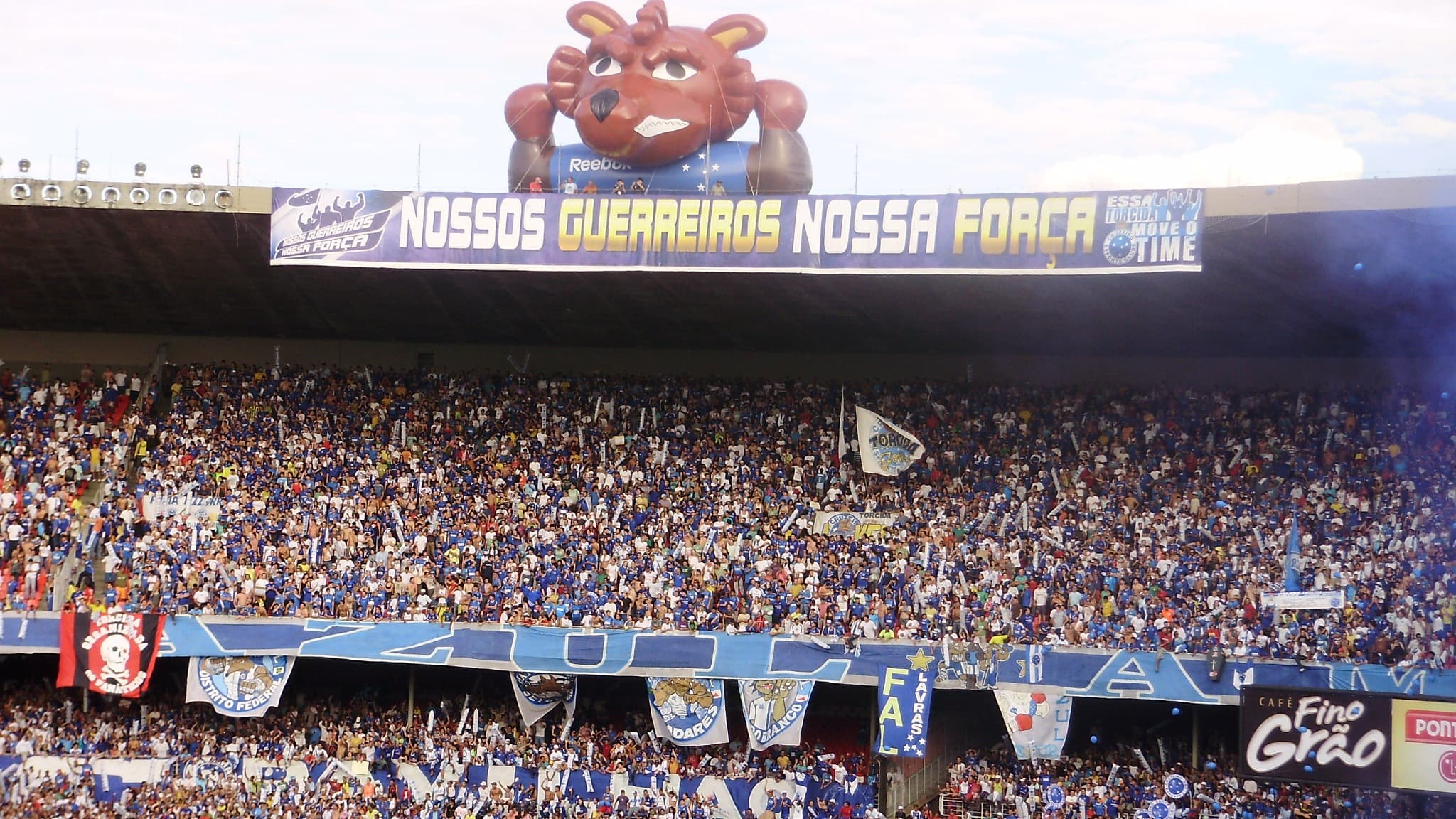 Arquibancada do Mineirão lotada de torcedores do Cruzeiro, com faixas azuis e brancas; imagem de arquivo