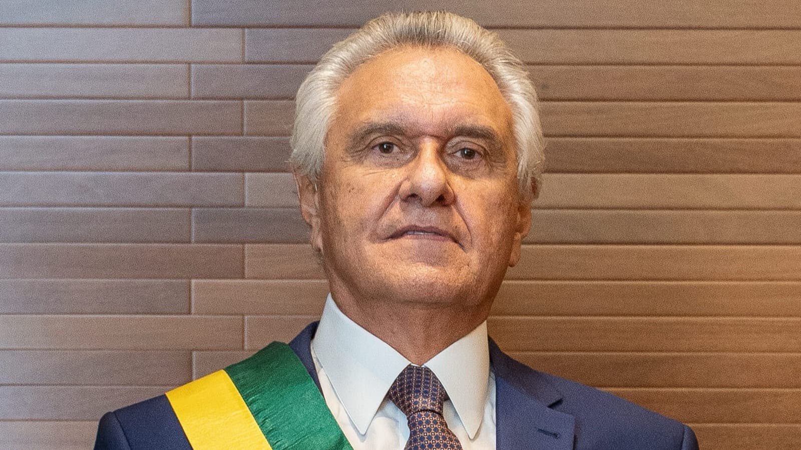 Ronaldo Caiado, governador de Goiás e candidato à Presidência pelo PSD, em foto oficial com a faixa de governador