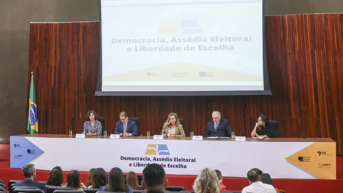 Painel de seminário sobre democracia, assédio eleitoral e liberdade de escolha, com mesa de debatedores