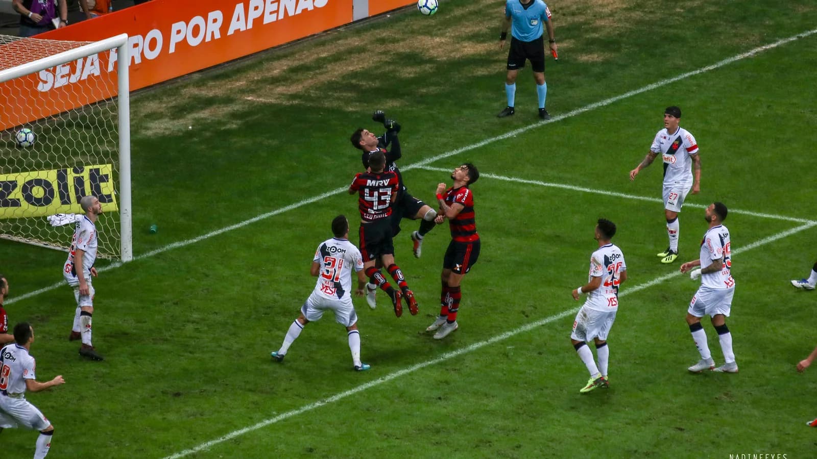 Jogador do Vasco disputa bola em partida contra o Flamengo