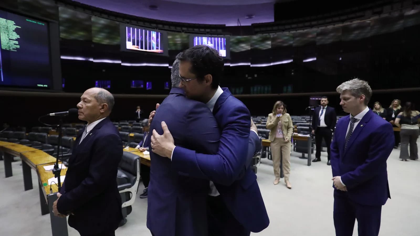 Deltan Dallagnol ao lado do deputado José Medeiros no plenário da Câmara dos Deputados, em registro de 2023