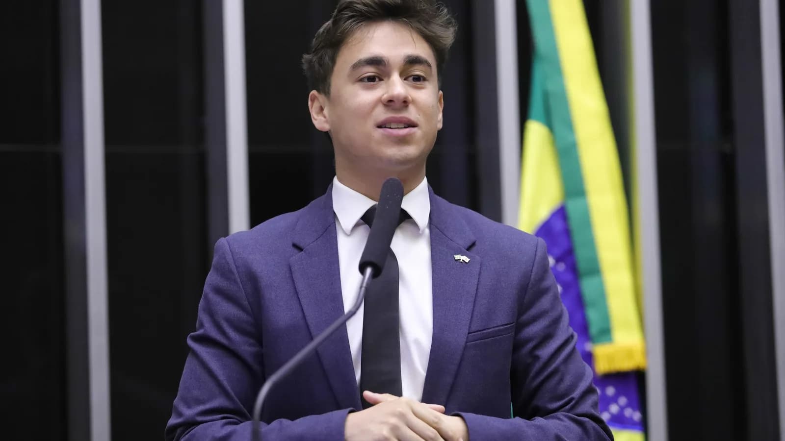 O deputado federal Nikolas Ferreira discursa na tribuna da Câmara dos Deputados