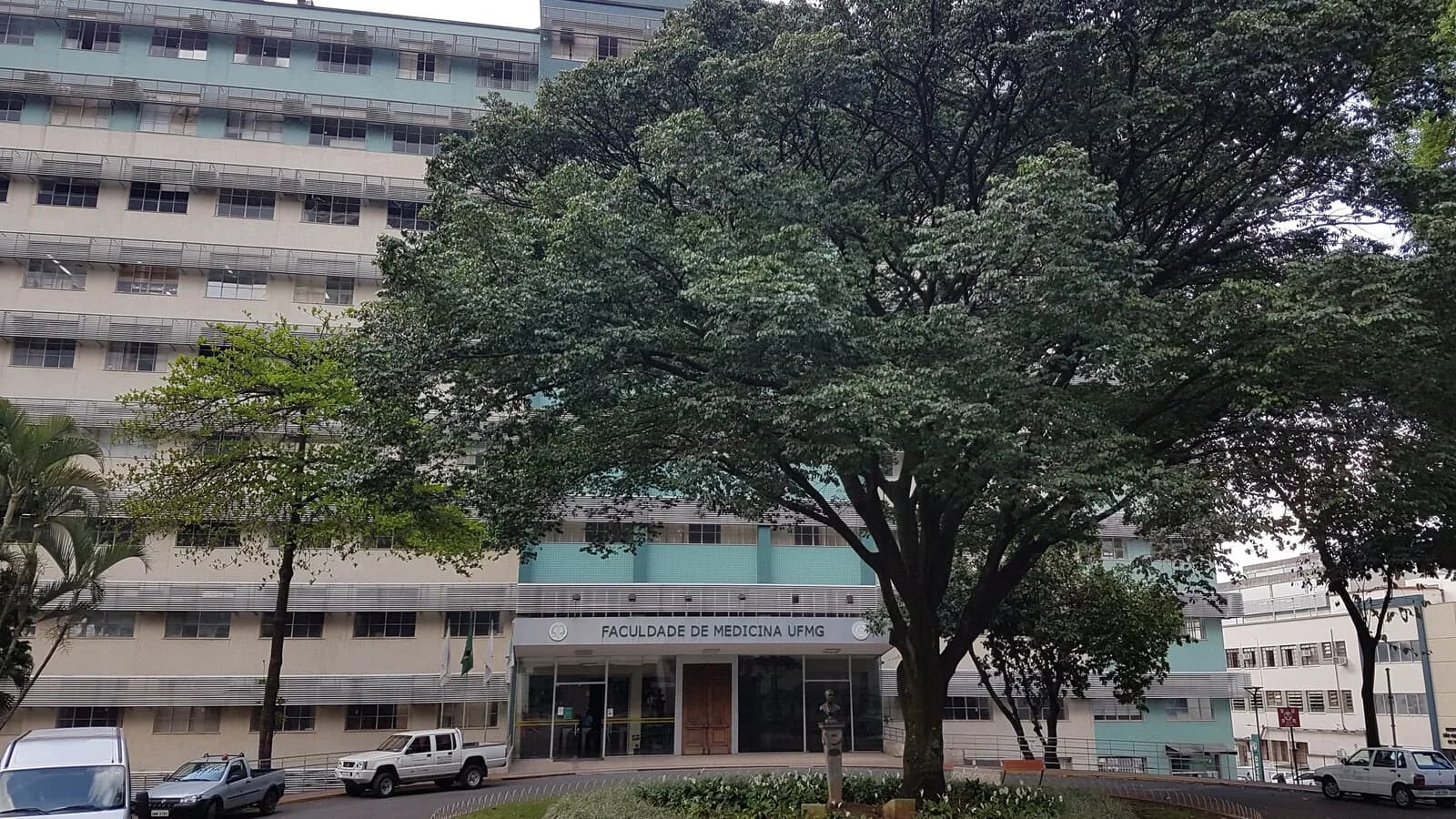 Fachada de faculdade de medicina no Brasil