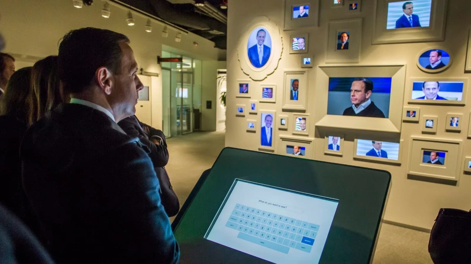 Visitantes observam painel com telas na sede do Google