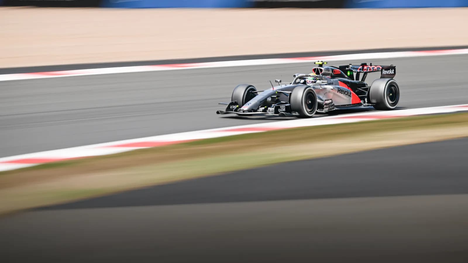 Carro de Gabriel Bortoleto, da Audi, em pista durante a temporada 2026 de F1