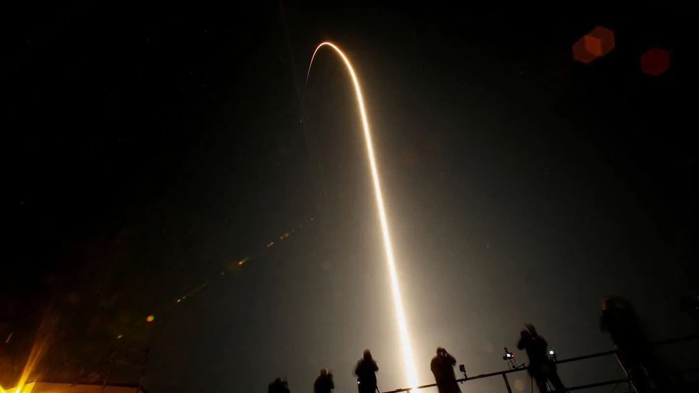 Lançamento noturno de foguete Falcon 9 da SpaceX (foto de arquivo de missão anterior)