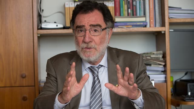 O deputado federal Patrus Ananias, de barba branca e óculos, gesticula com as duas mãos durante entrevista em seu gabinete; imagem de arquivo de 2017