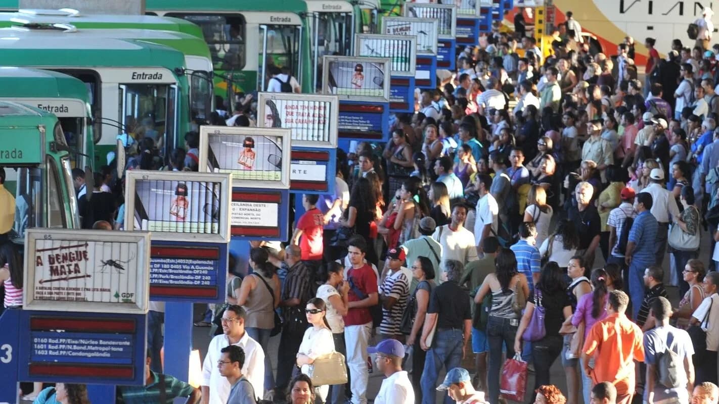Passageiros embarcam em ônibus de transporte coletivo em terminal urbano (foto de arquivo ilustrativa)