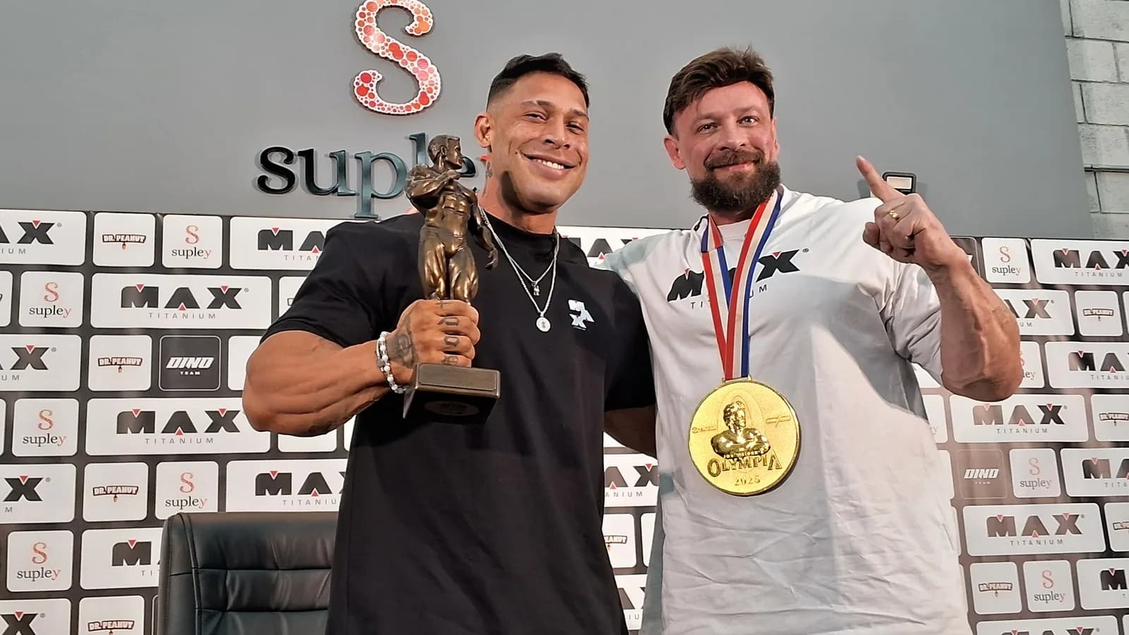 Ramon Dino posa com troféu ao lado do preparador Fabrício Pacholok