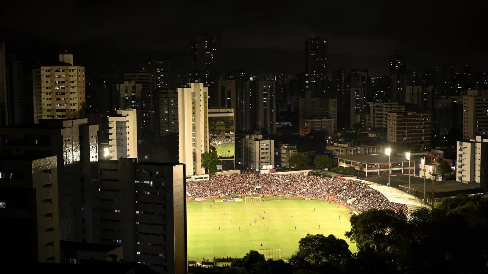 Torcida do Paysandu em arquibancada lotada durante jogo fora de casa, em foto de arquivo